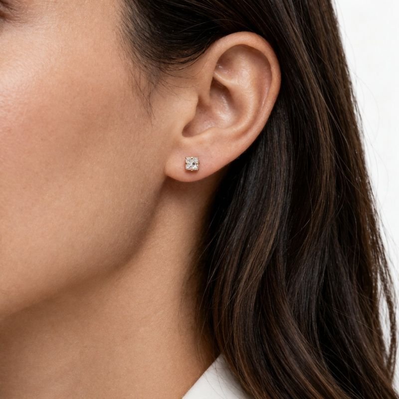 Brinco Dourado Ponto de Luz Quadrado 4 mm