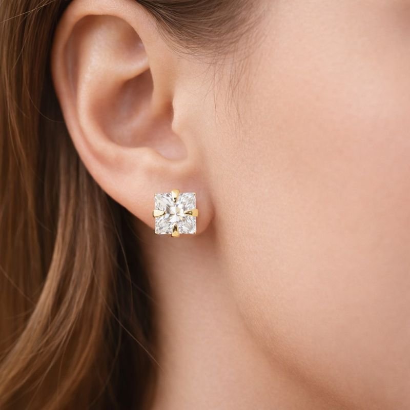 Brinco Dourado Ponto de Luz Quadrado 7 mm