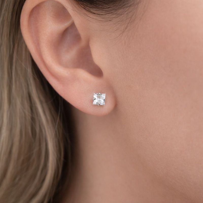 Brinco Prata Ponto de Luz Quadrado 4 mm