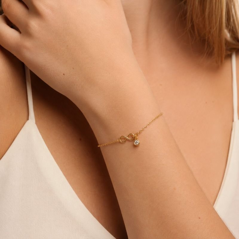 Pulseira Dourada Infinito e Zircônia